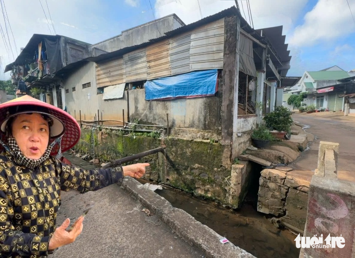 山区班美街道每逢下雨就积水，居民涉水推车