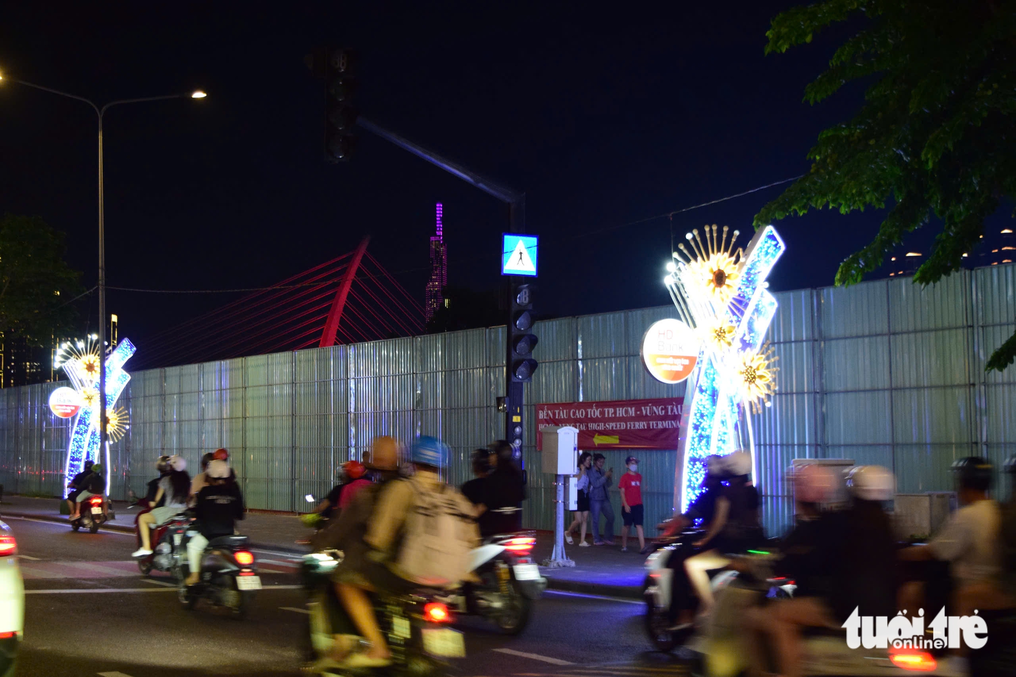 胡志明市安装夜间易于识别的发光交通标志