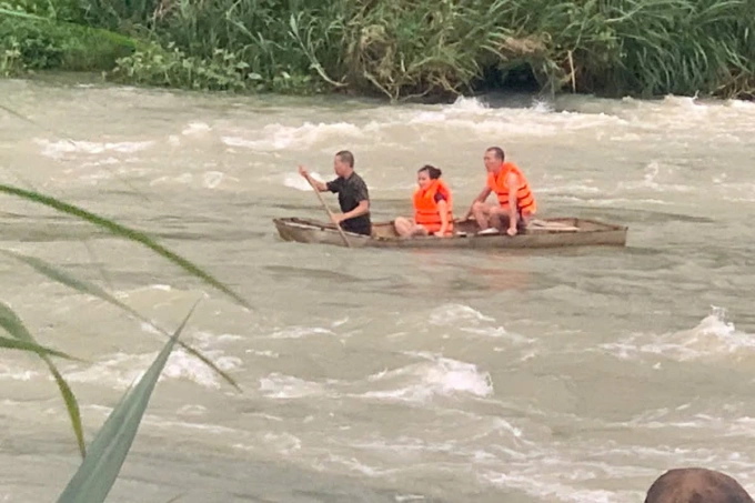 三人被困在同奈河中的小岛上