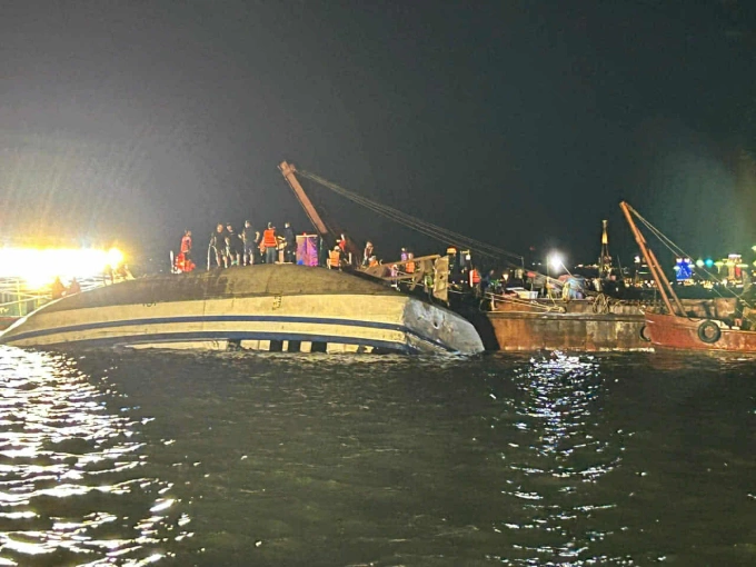 下龙湾载有53人的船只翻覆，已打捞34具遗体