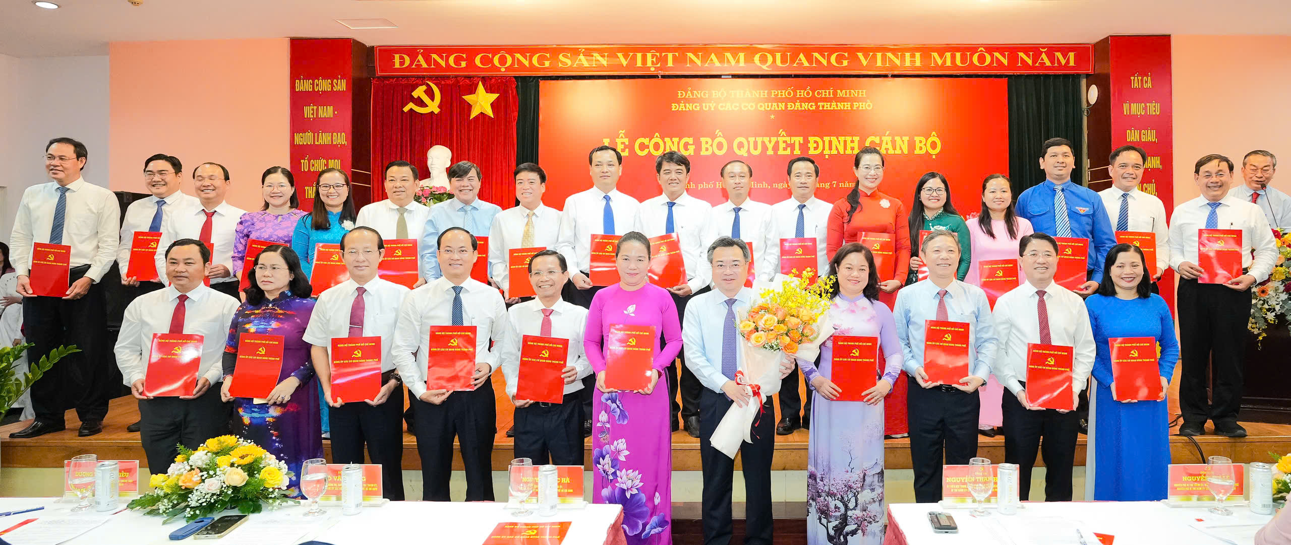 阮清毅同志在合并后担任胡志明市党委机关党委书记