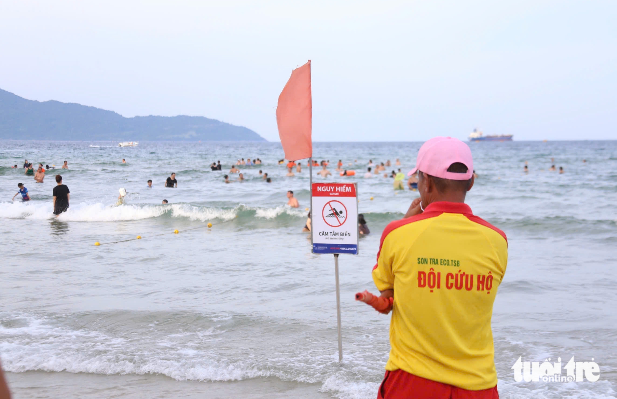 被称为'地球上最美丽的海滩'挤满了避暑的人群
