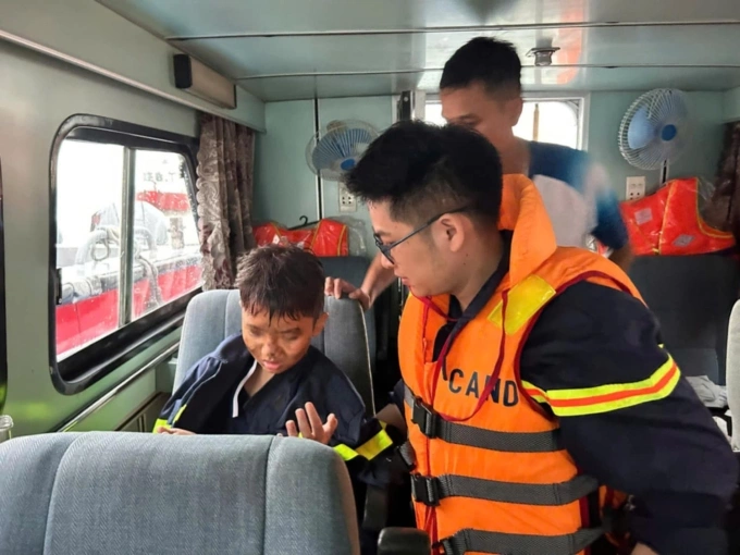 下龙湾载有53人的船只翻覆，已打捞34具遗体