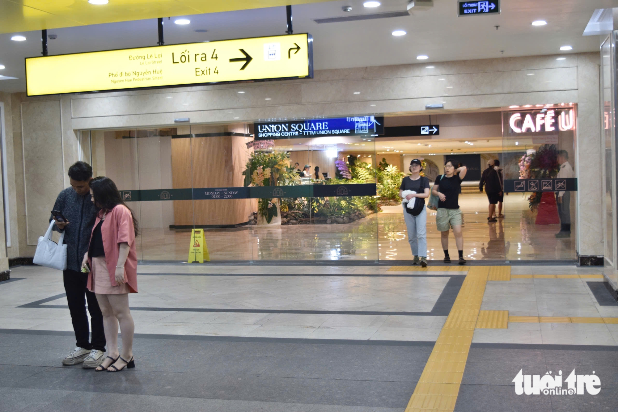 市民热切探索连接地铁站的胡志明市地下购物中心