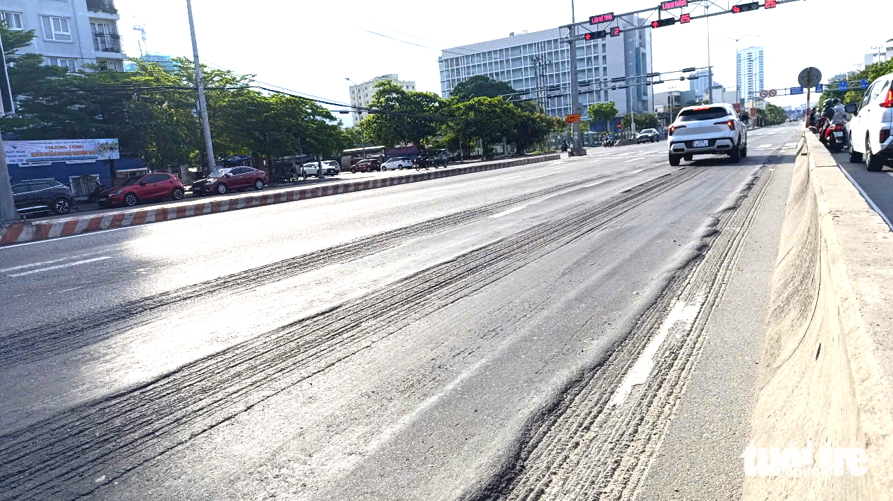 岘港主干道凹凸不平‘牛背路’：因持续高温天气