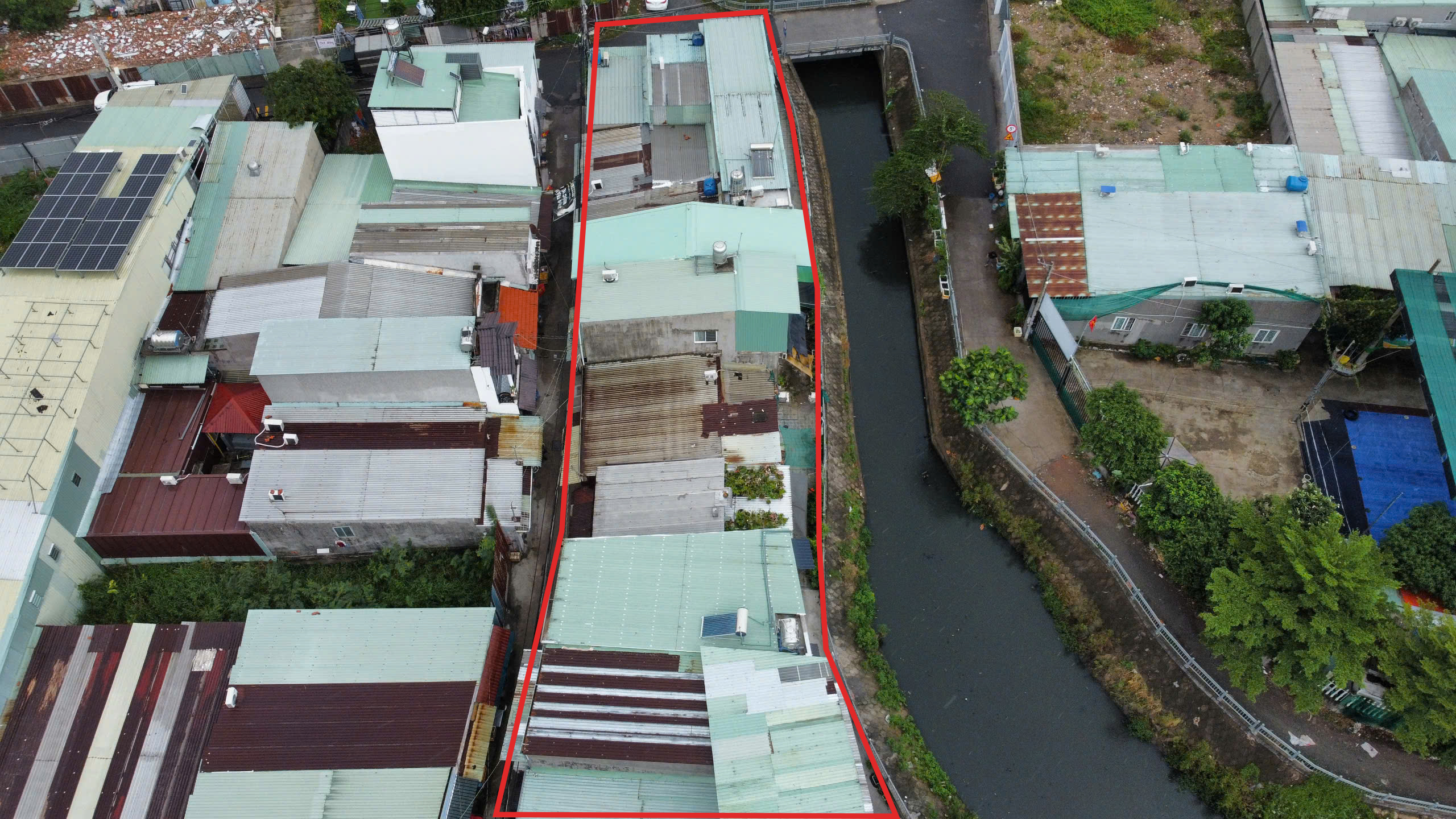 近观多栋违建、无号、号违建的房屋在Thới An区
