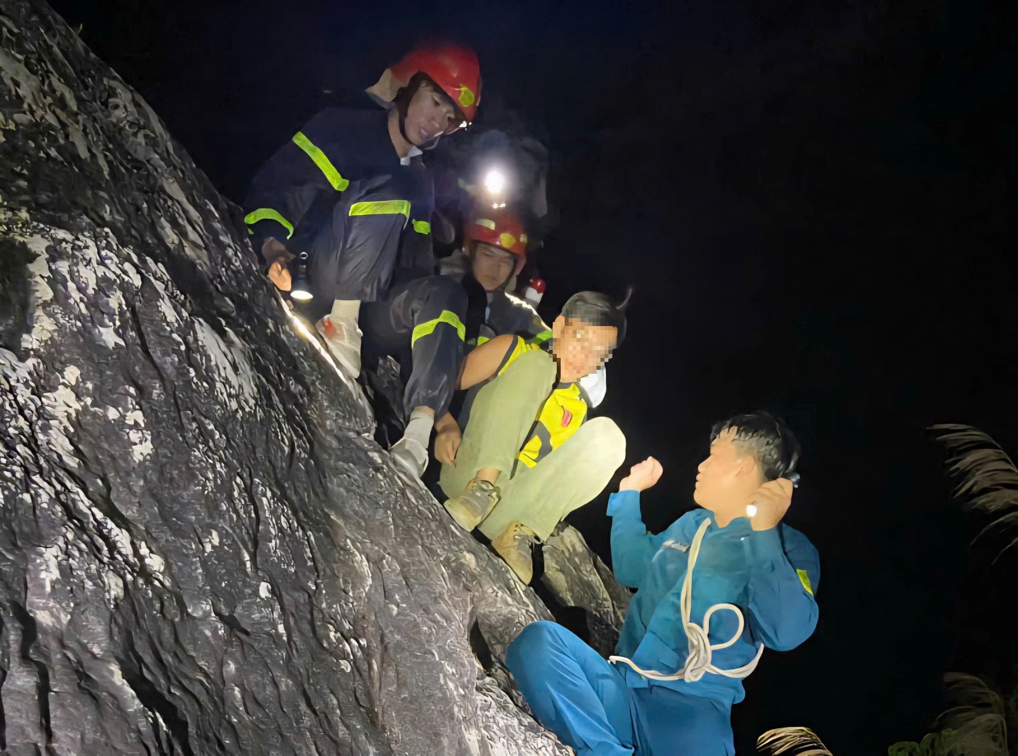 连续救援迷路登山游客