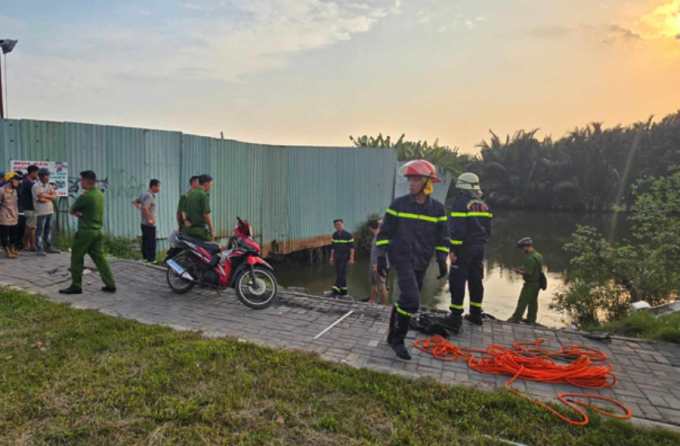 超过10名警察潜水寻找在胡志明市湖中落水的男子