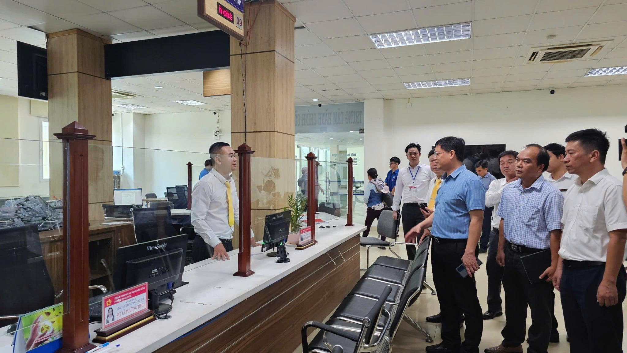 中部地区两级政府运行首日，民众办理手续至中午