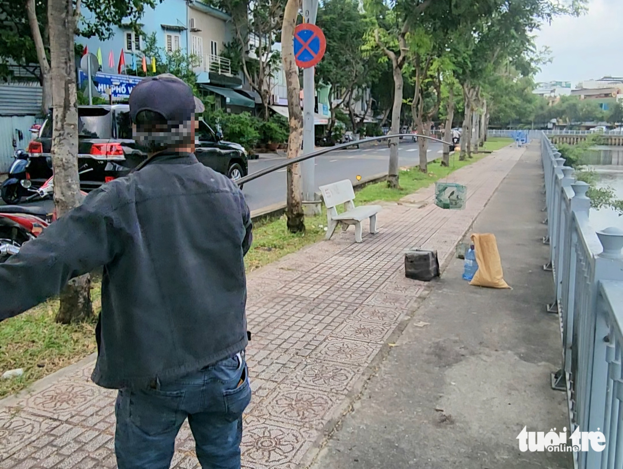 公然悬挂带诱捕器的笼子，引诱捕捉Nhiêu Lộc - Thị Nghè河边的鸟儿