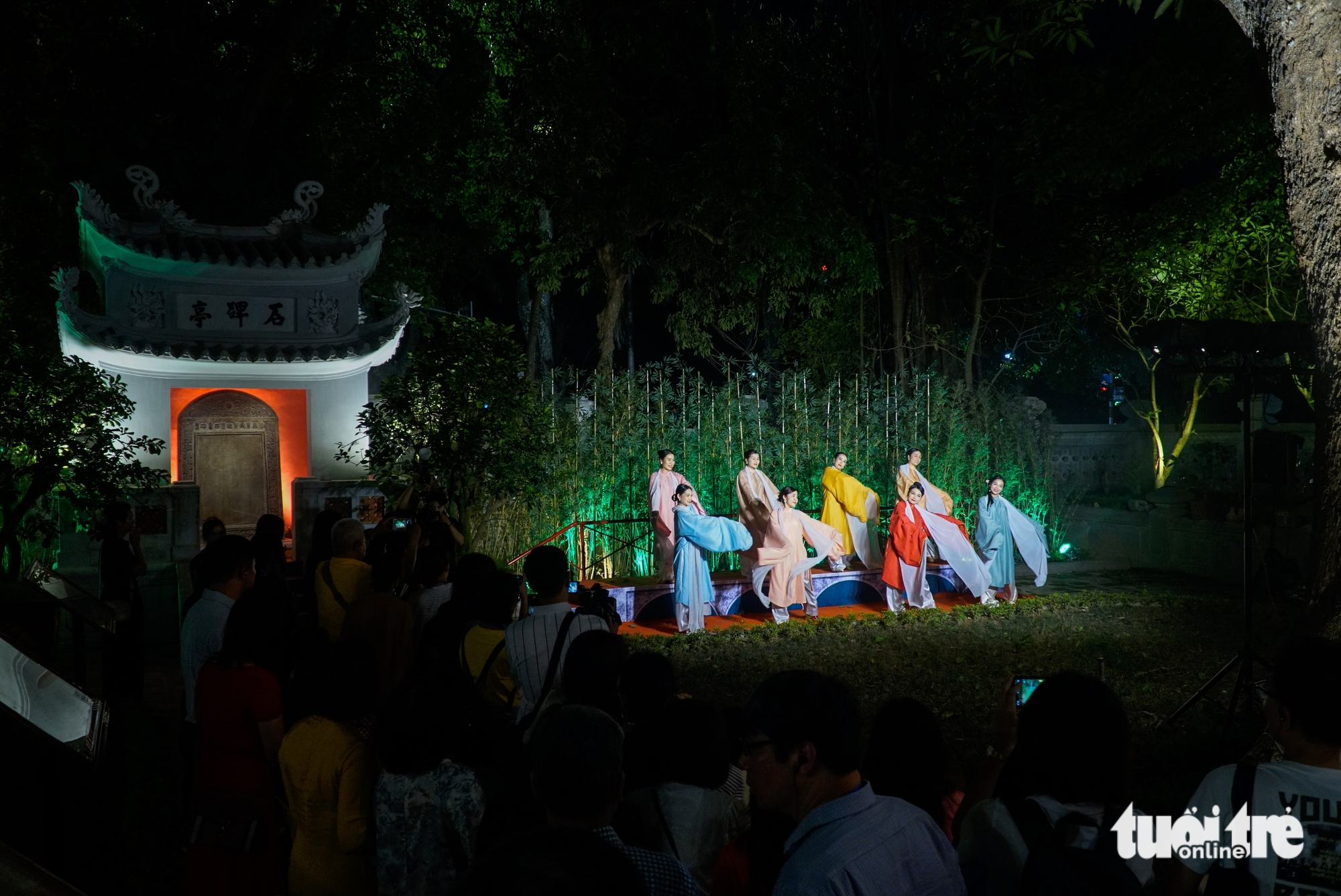 夜晚之旅聆听千年镇武钟声