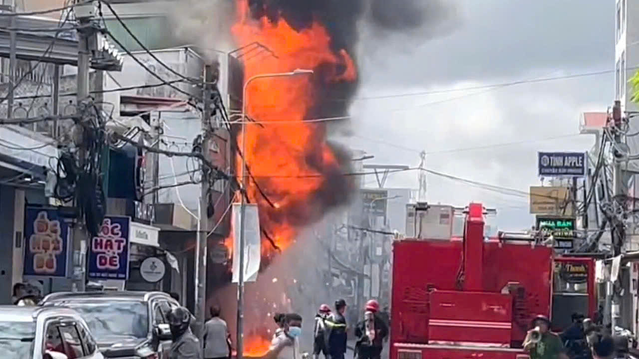 芹苴市手机店大火熊熊燃烧