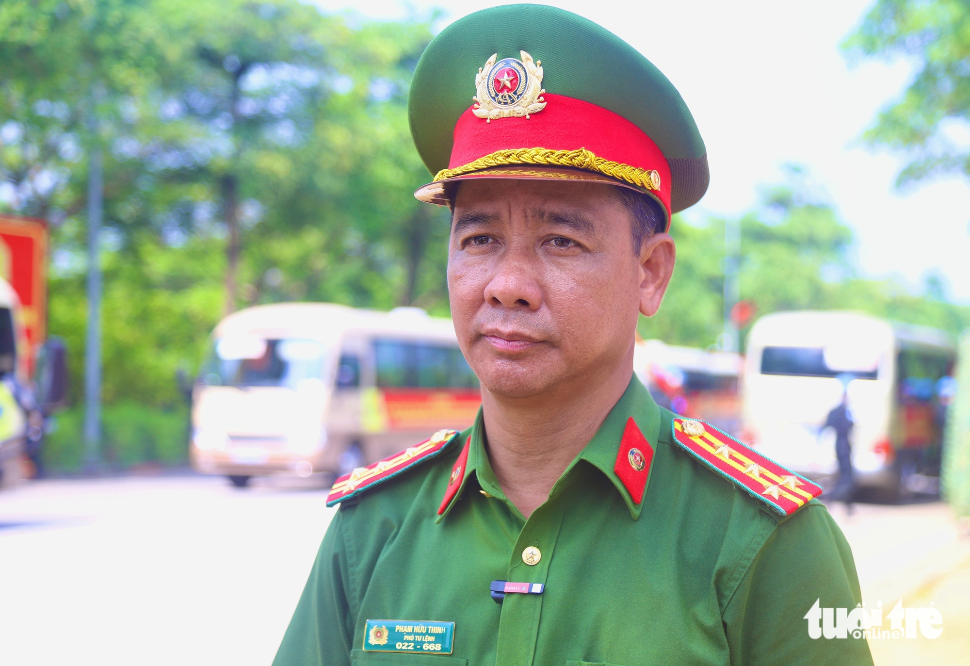 公安战士在训练场上挥汗如雨，准备在广场上迈步