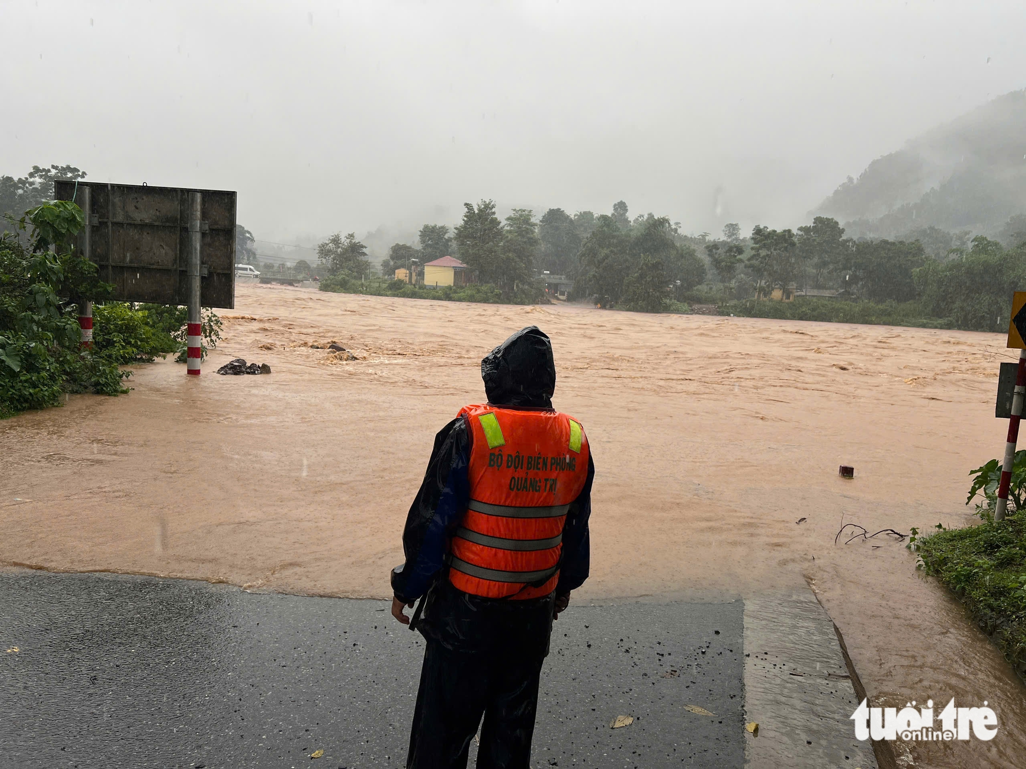 大雨导致近8000公顷稻田被淹，多个山区乡镇被孤立