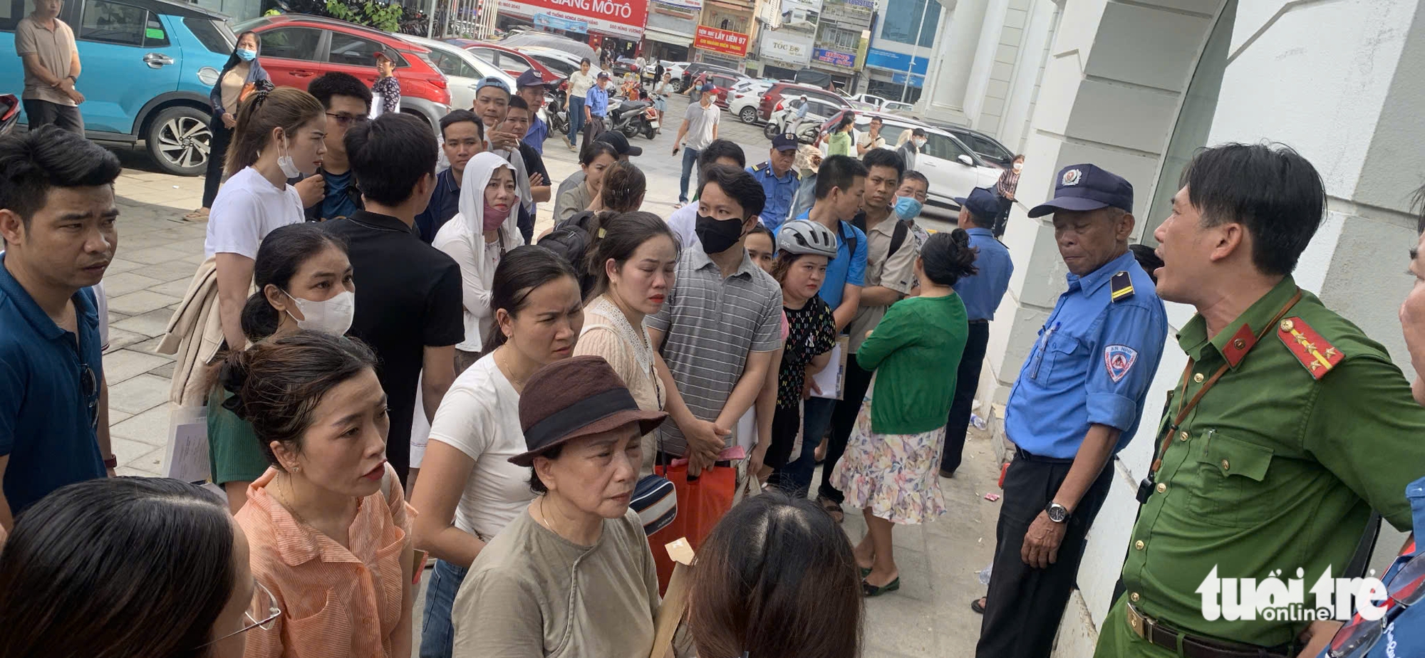 数千人整夜拥挤购买岘港的社会住房