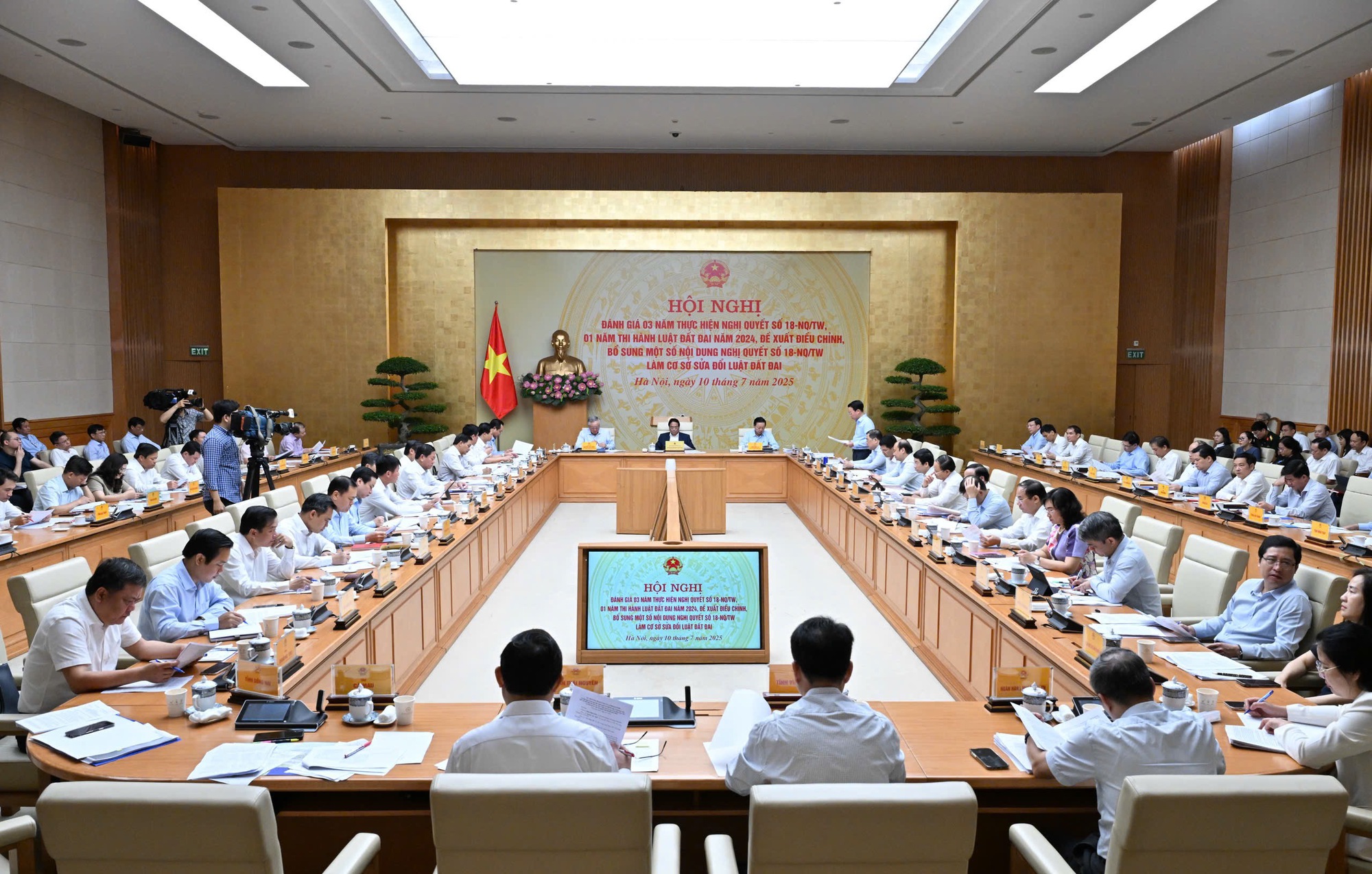 总理召开关于土地法的会议，讨论确定土地价格、涉及外国因素的土地问题