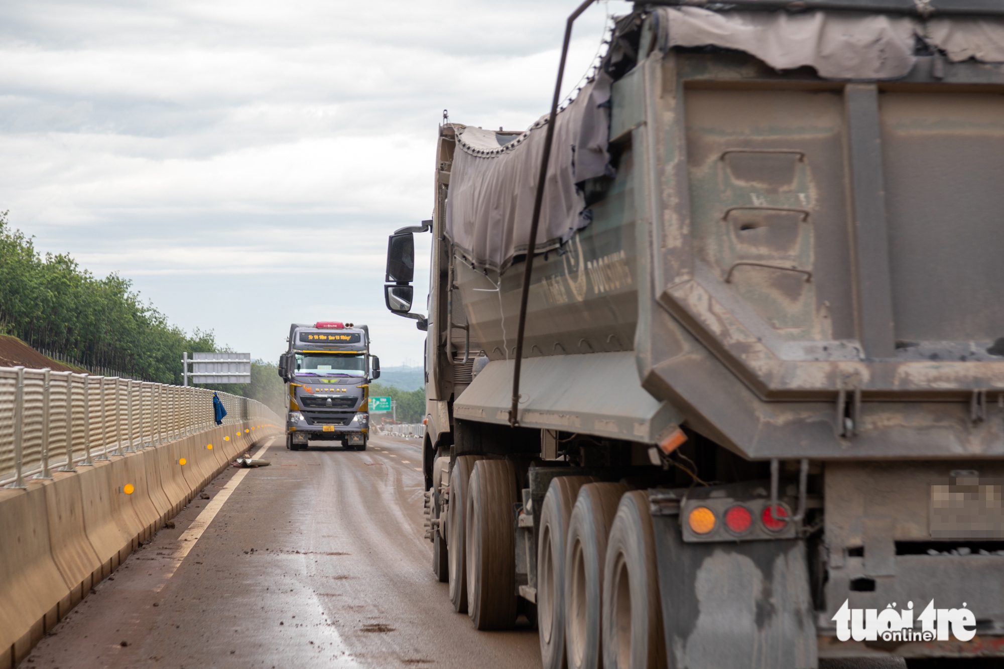 未开通的高速公路上牵引车、汽车川流不息，工人边工作边颤抖
