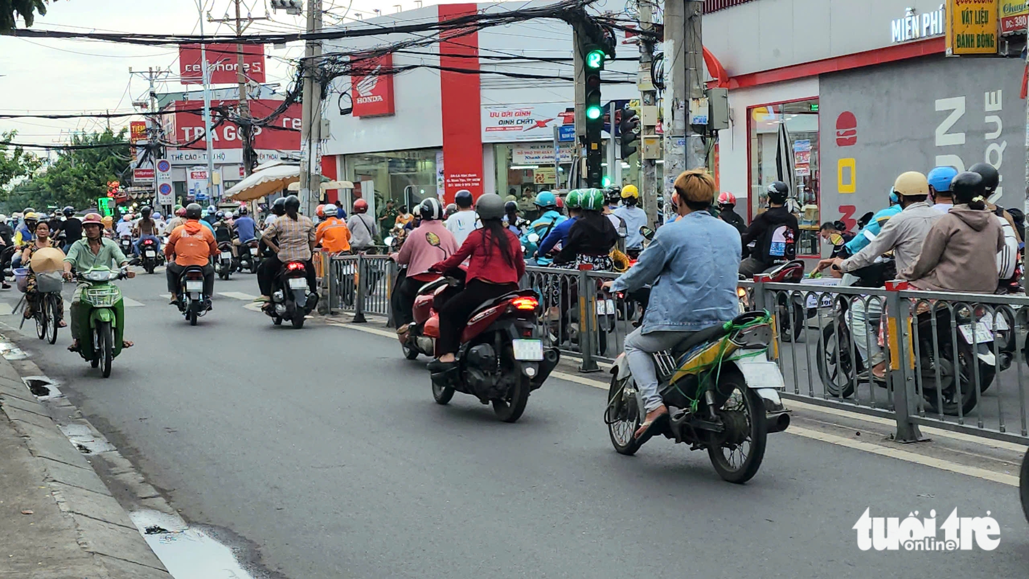 尽管有分隔带，摩托车、自行车仍接连逆行