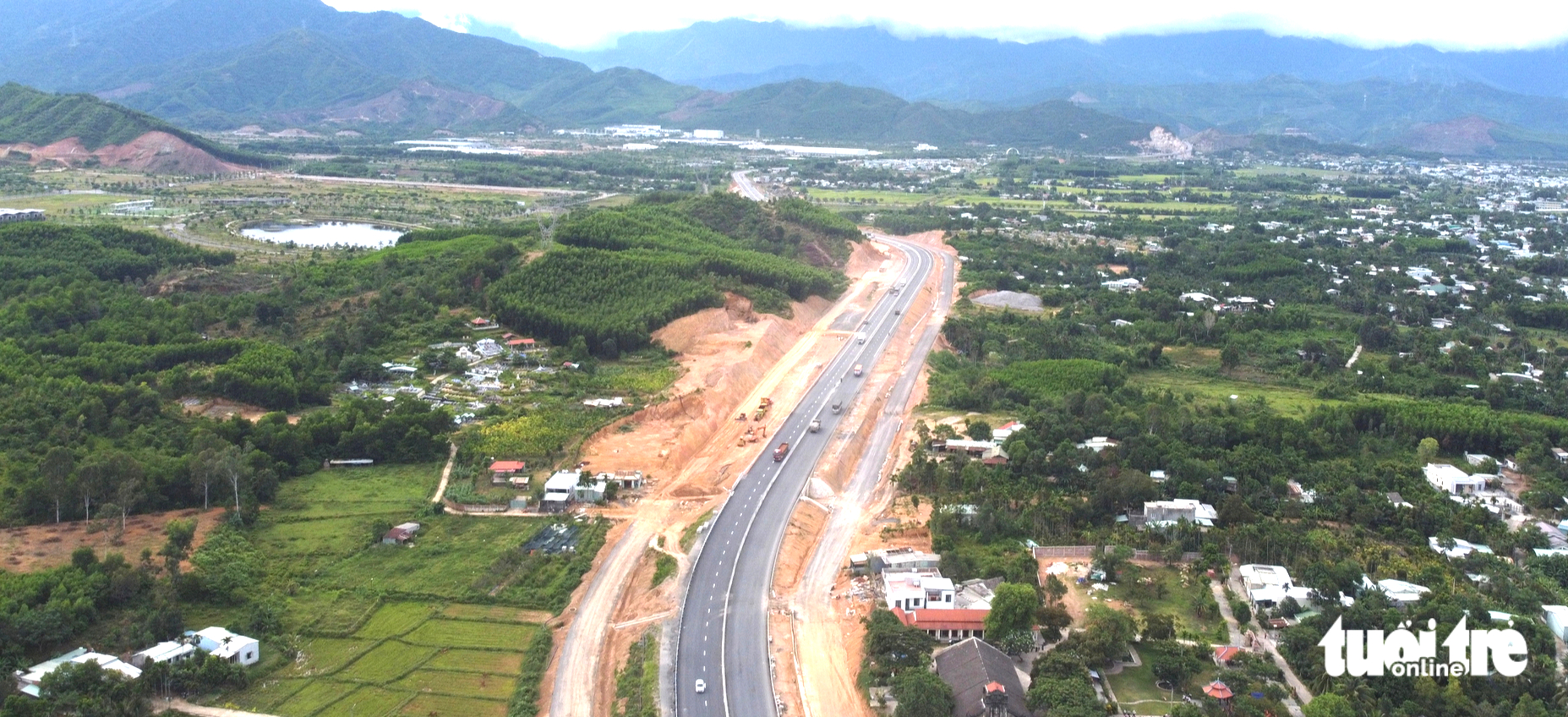 岘港和连-绥龙高速公路11.5公里路段在通车前亮相