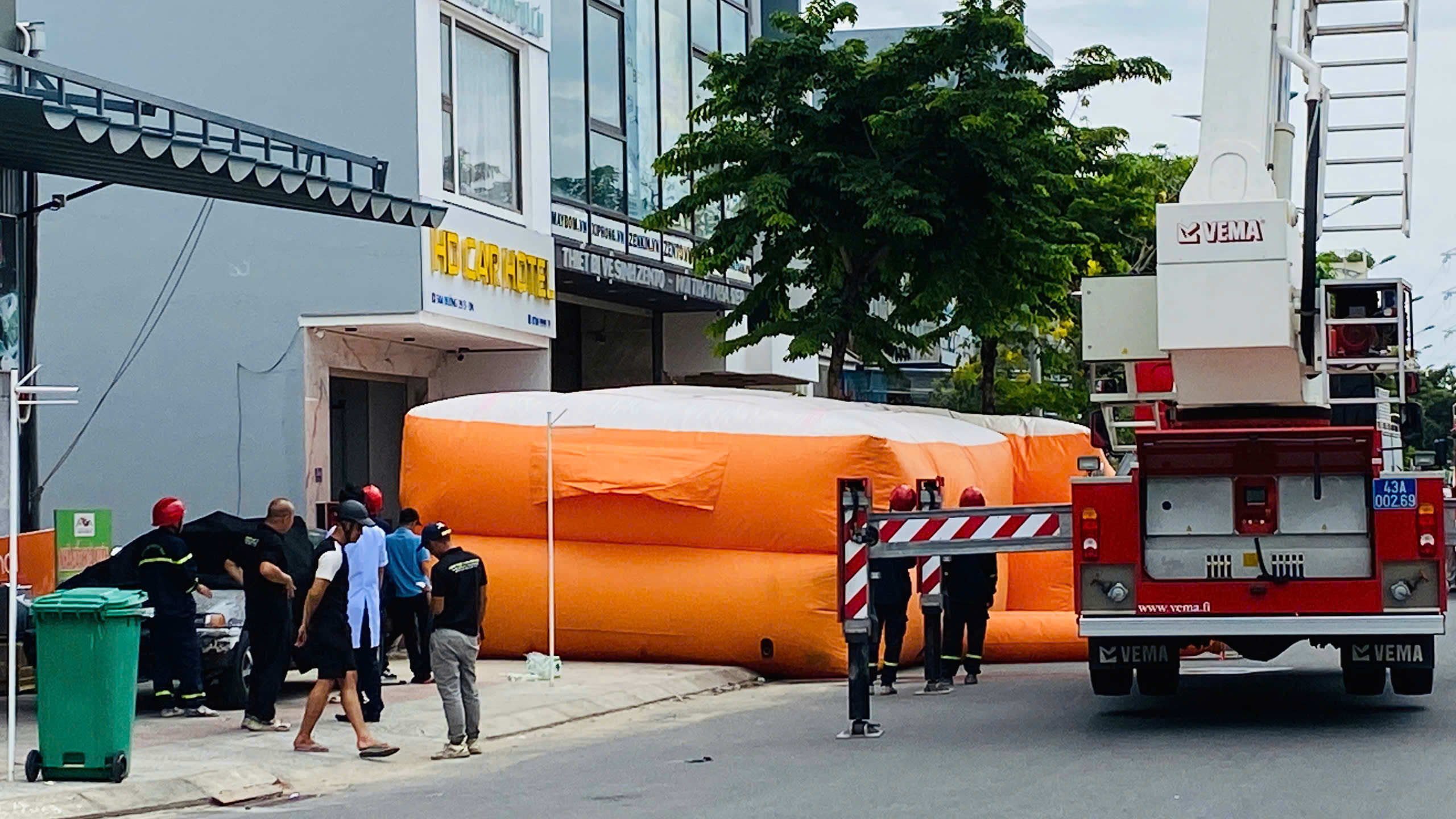 青年进入岘港酒店要求从4楼跳下然后向救援人员索要香烟吸