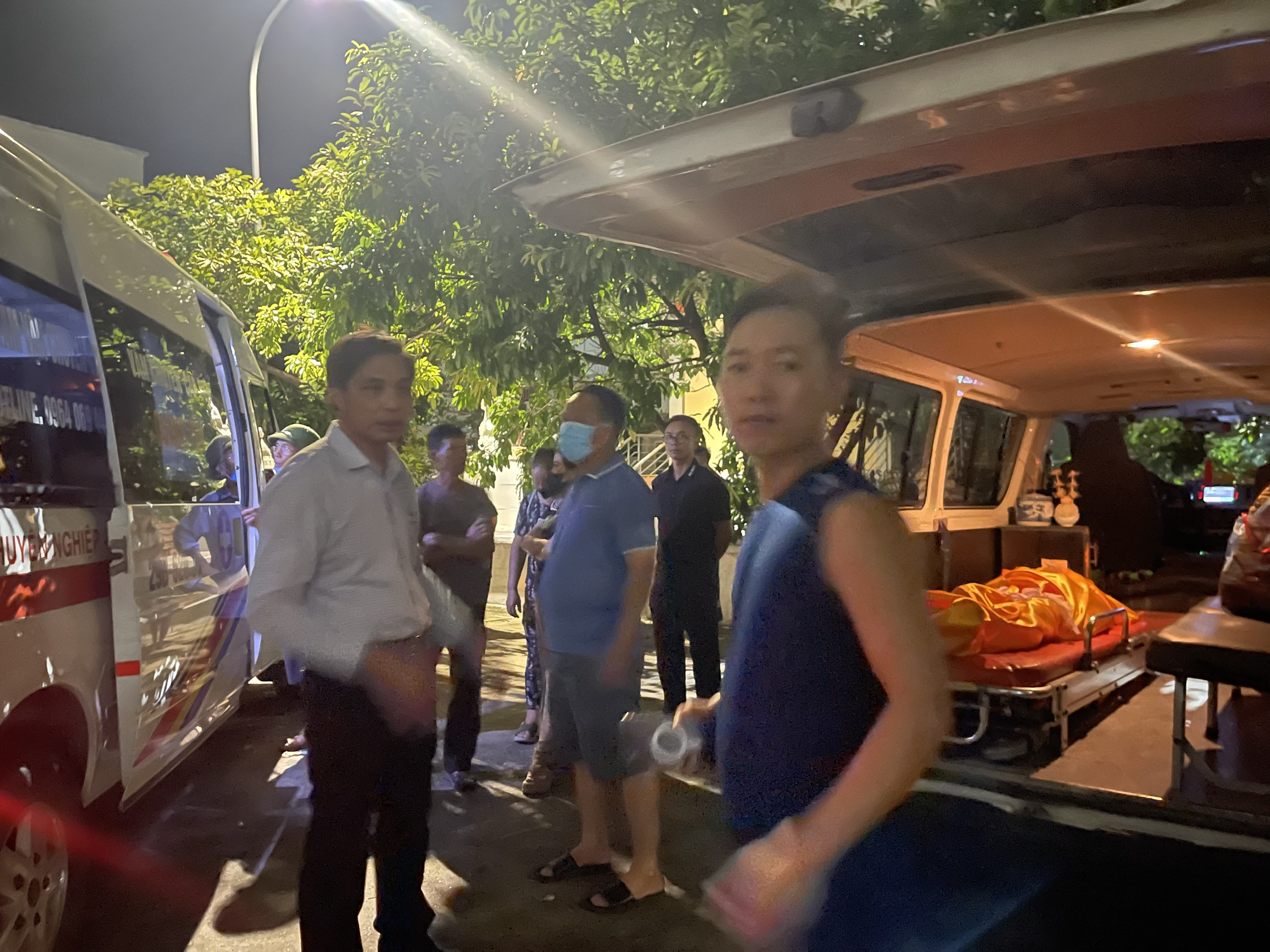 亲属哽咽将蓝湾58号翻船事故遇难者遗体送回家乡