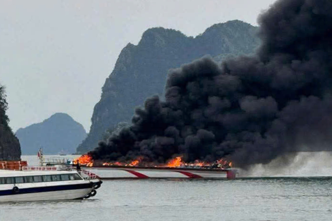 白龙湾旅游船起火
