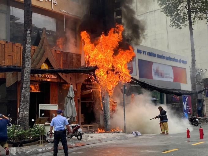 胡志明市中心餐厅前起火
