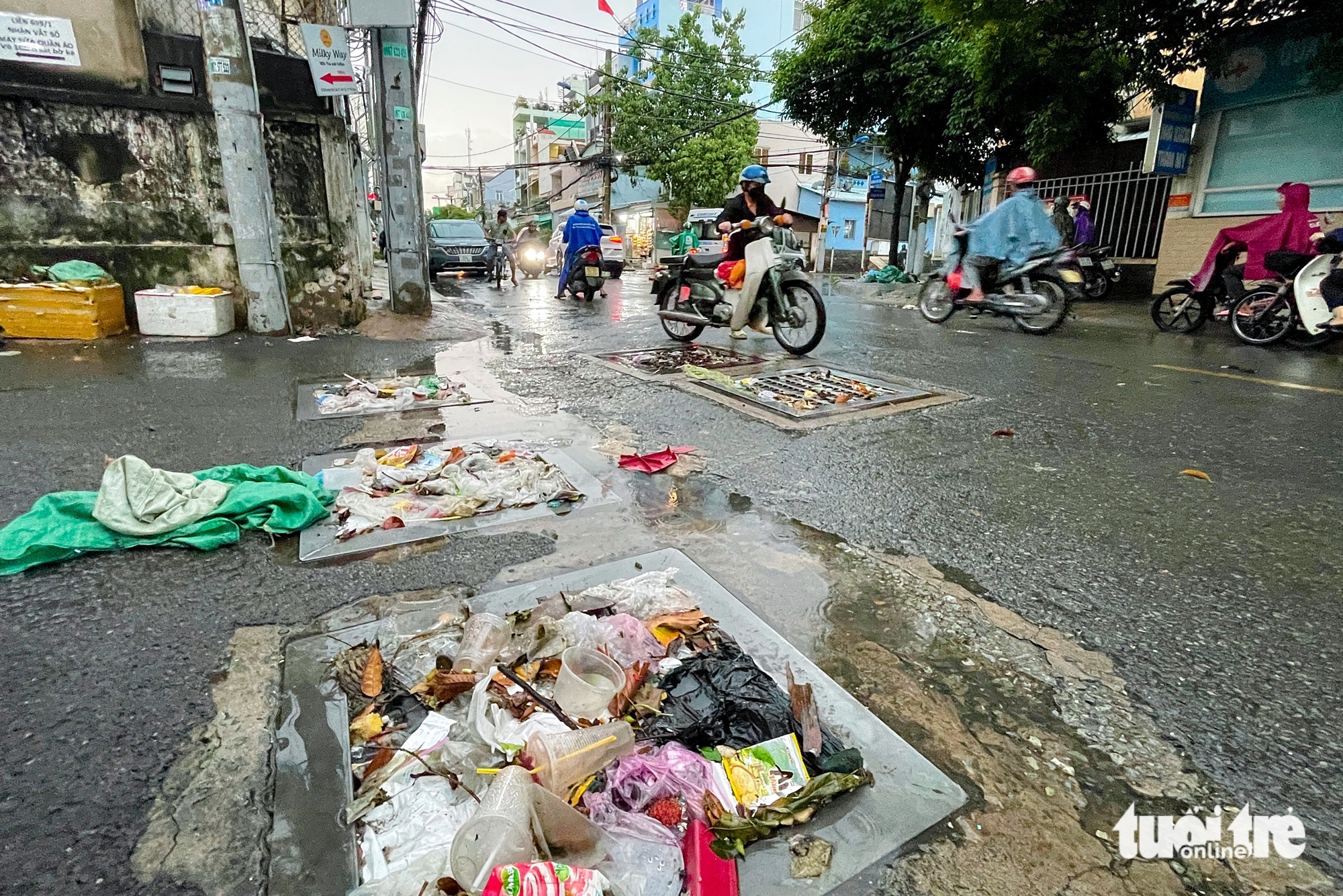 垃圾堵塞排水口，大雨时守德市场变成‘洪水中心’