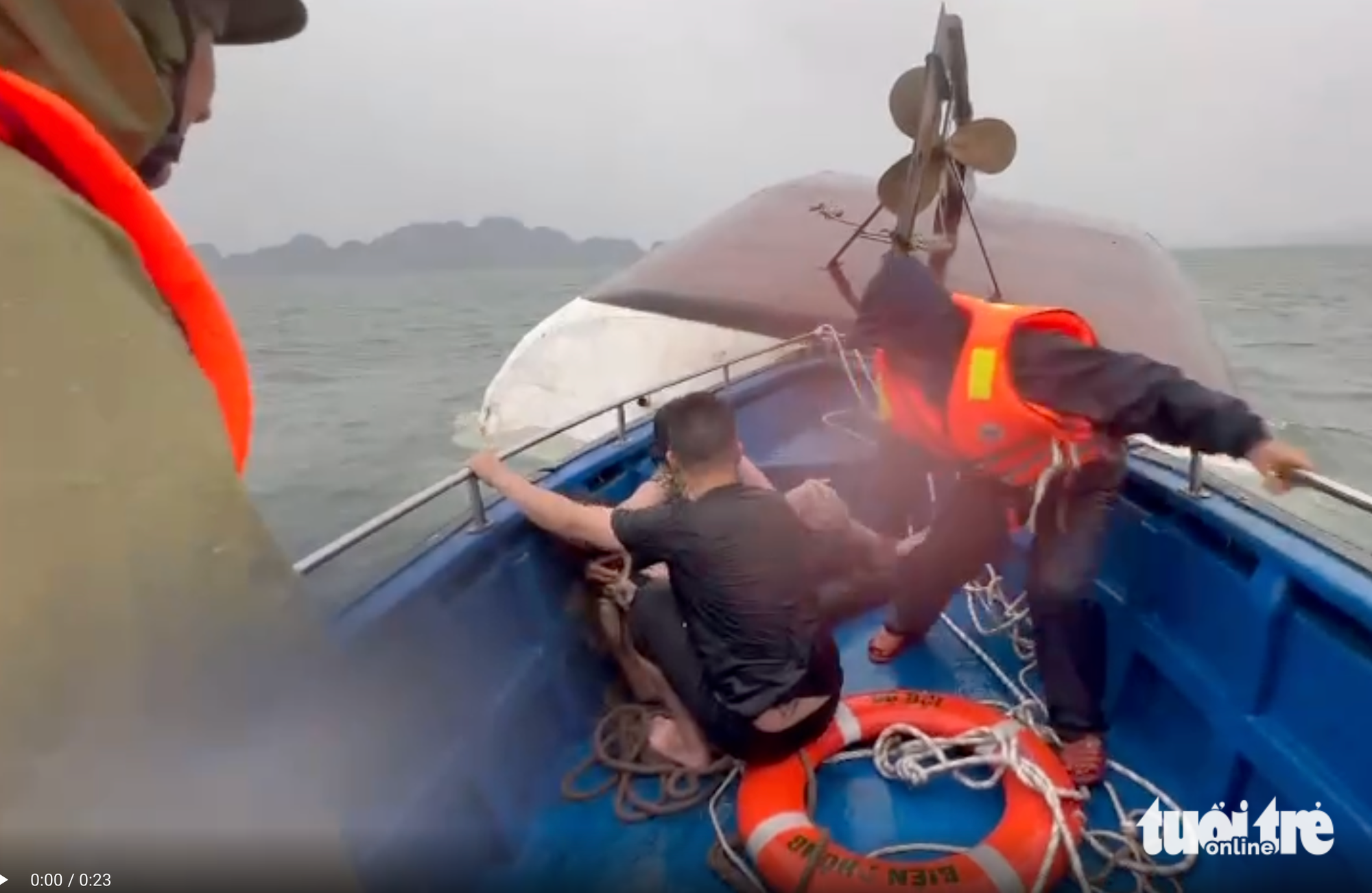 30分钟惊心动魄的救援：蓝湾58号翻船被困人员获救