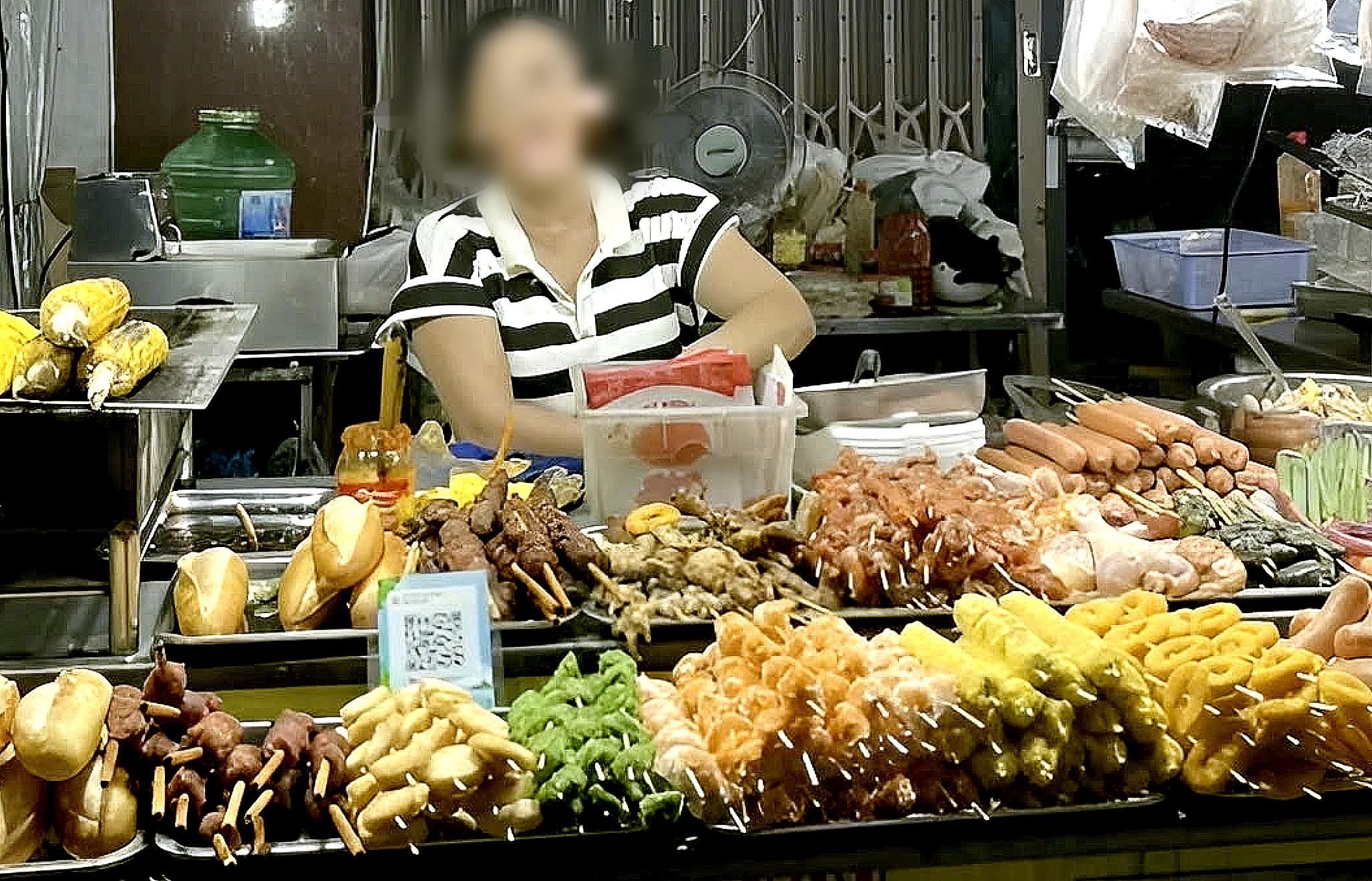 看到老挝游客在岘港被收取76万越南盾买几串烤肉，导游激烈争执