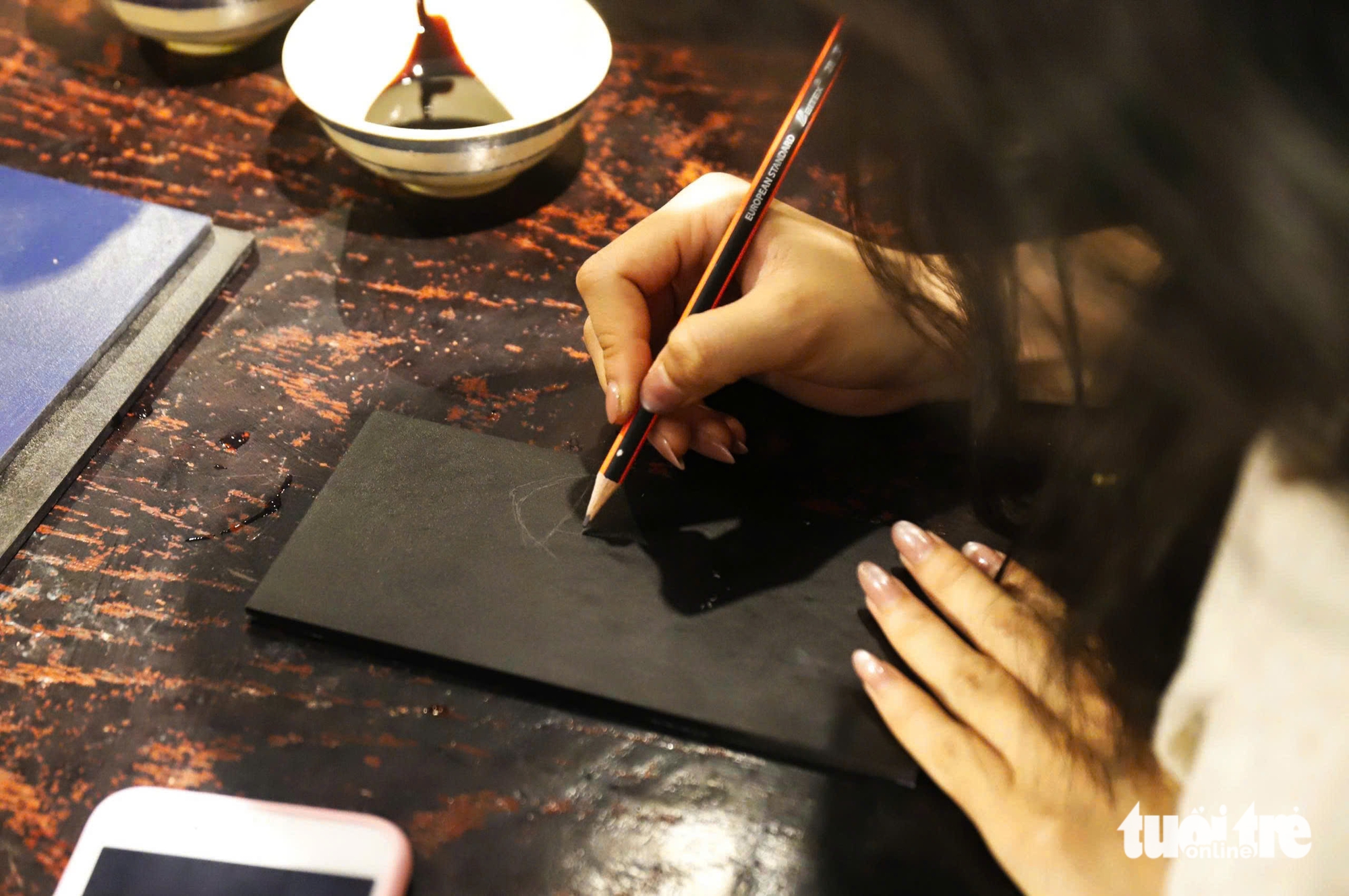 游客兴奋体验亲手制作漆画