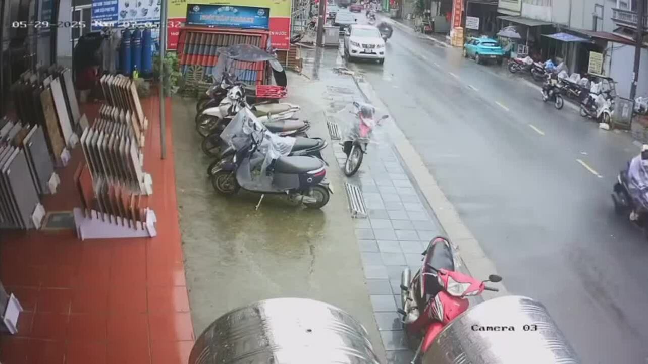 老街省汽车撞上多辆摩托车