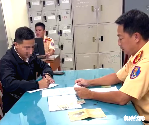 客车司机在其他车辆等待红灯时侵占摩托车道