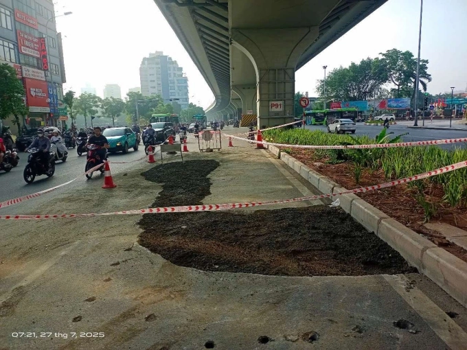 水管泄漏在河内形成'死亡坑'