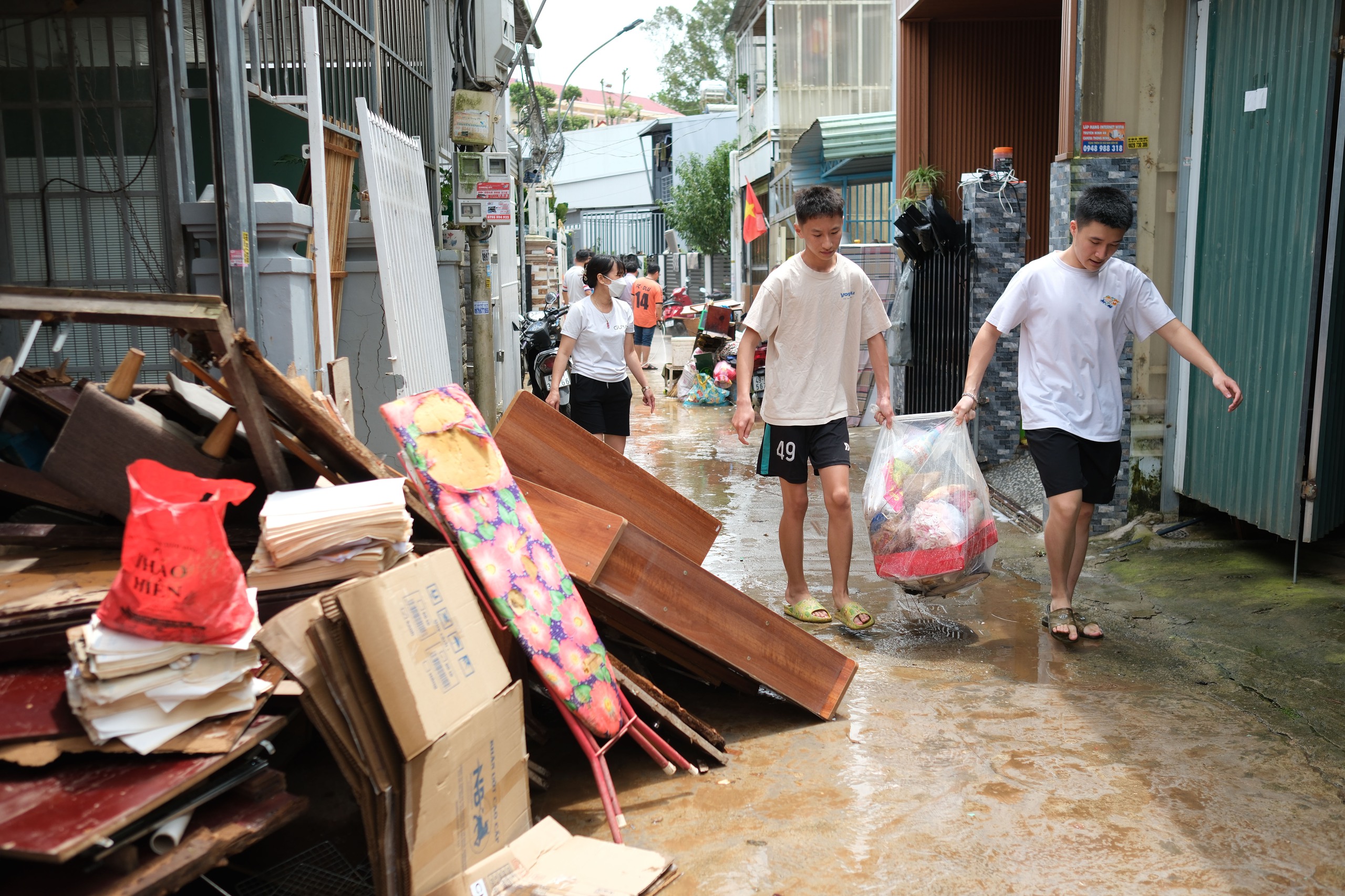 今天18-8天气：内陆大雨，低压导致整个东海狂风暴雨