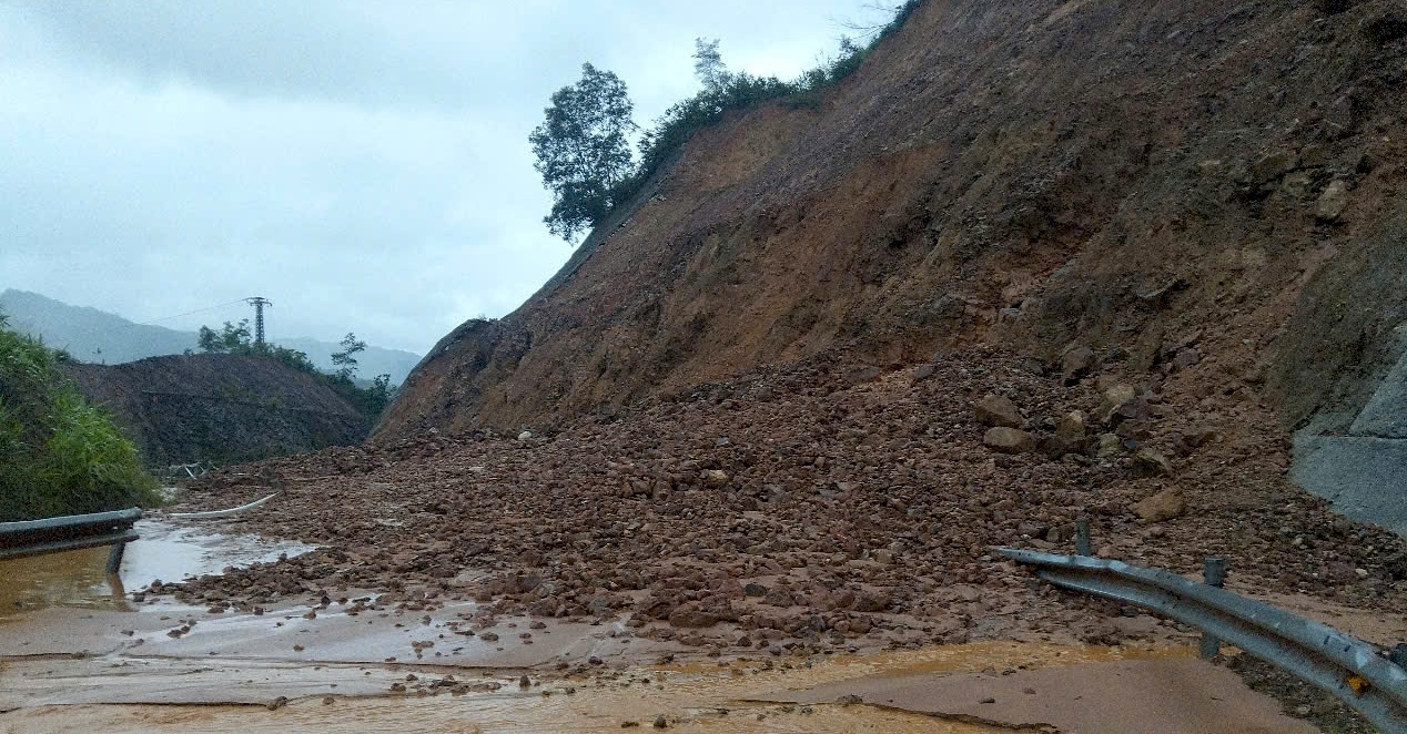 顺化全国降雨量最大，导致通往La Sơn - Túy Loan高速公路的道路滑坡