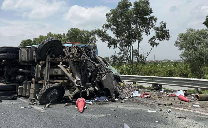 集装箱车撞上巡逻车，两人死亡