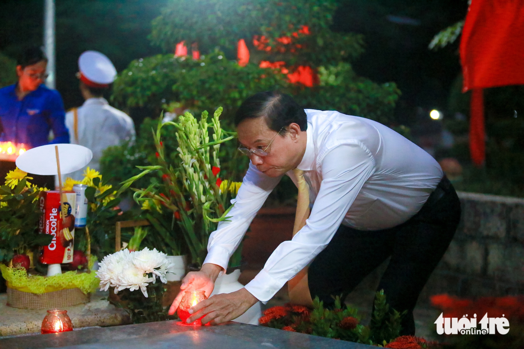 阮文年书记与胡志明市领导代表团在昆岛献香、点灯感恩