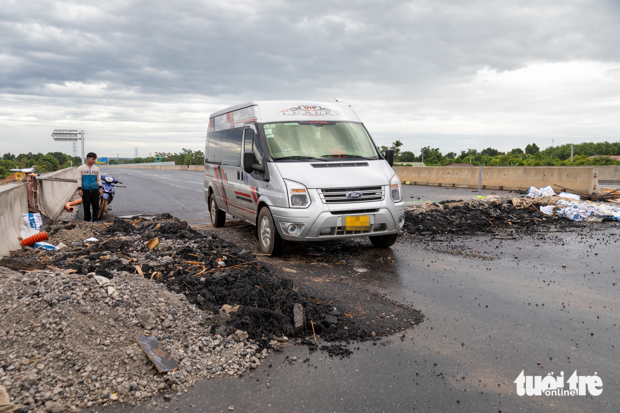 未开通的高速公路上牵引车、汽车川流不息，工人边工作边颤抖