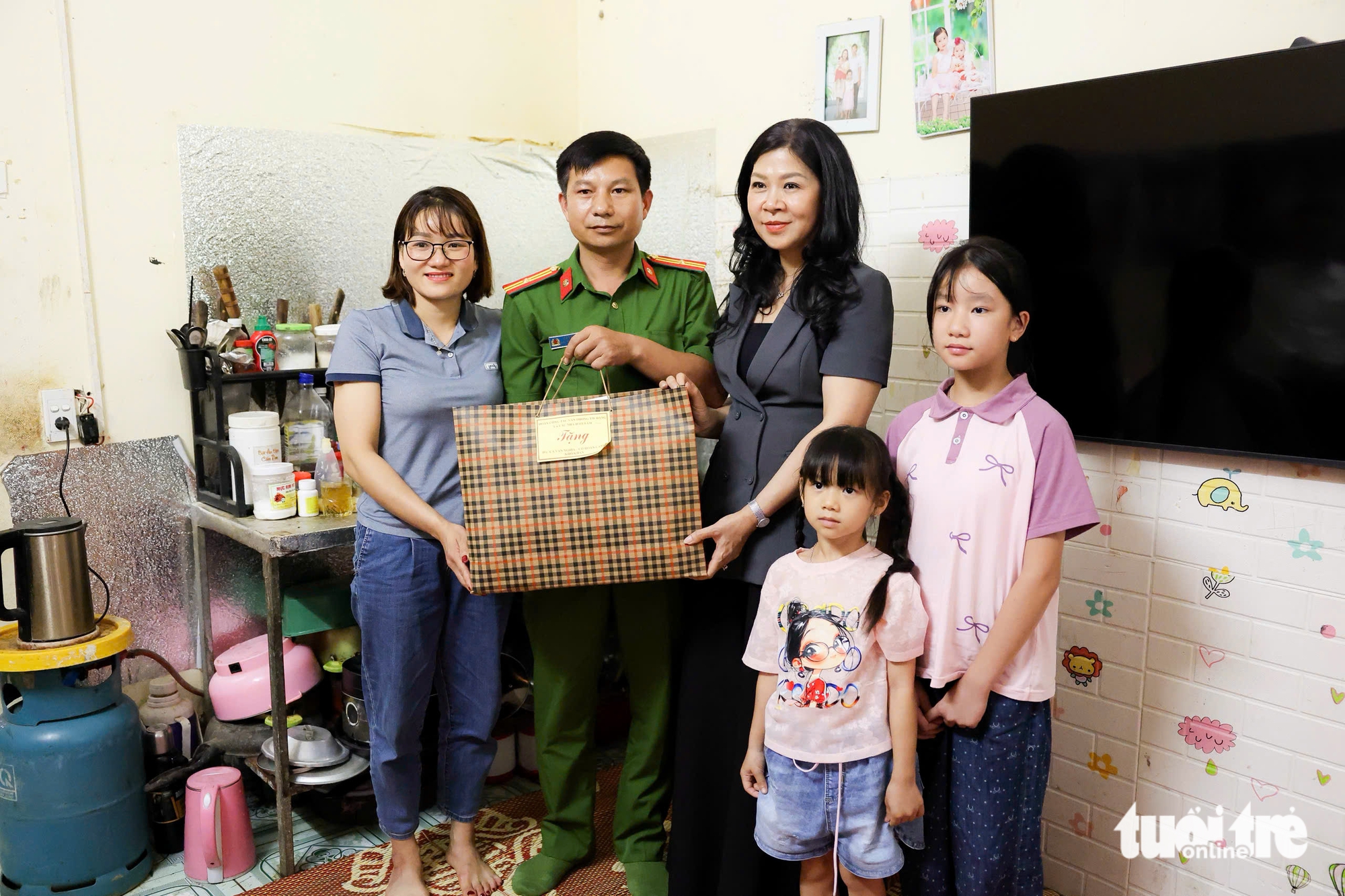 吴芳丽夫人慰问烈士和伤兵家属：情义时刻