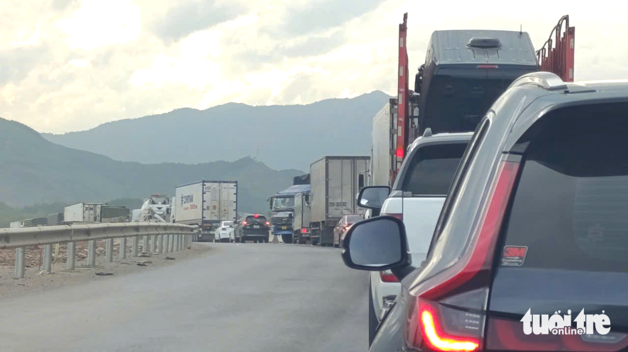 在和联-绥禄高速公路上使用吹尘机造成尘土飞扬