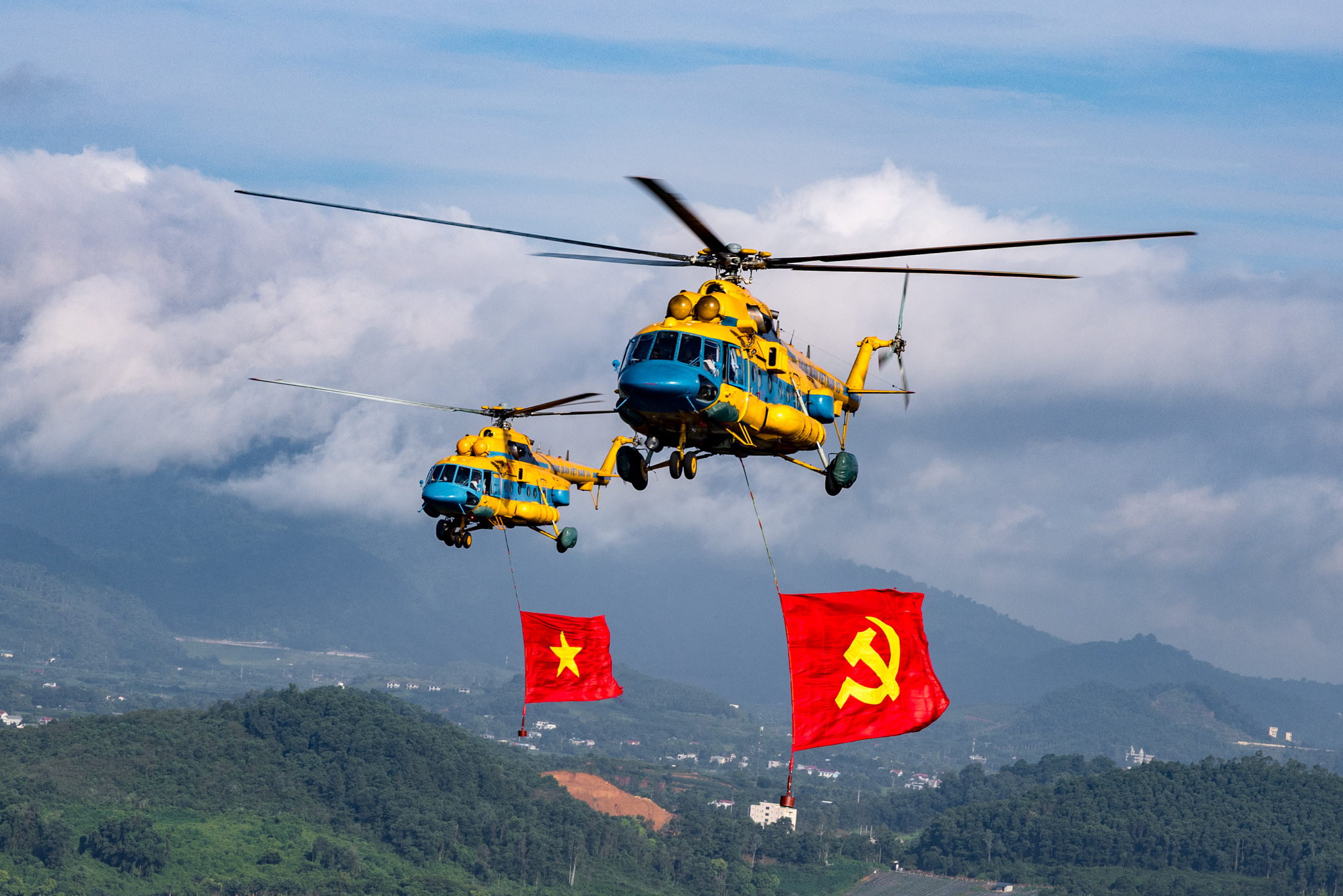直升机飞行训练悬挂党旗和国旗的队形