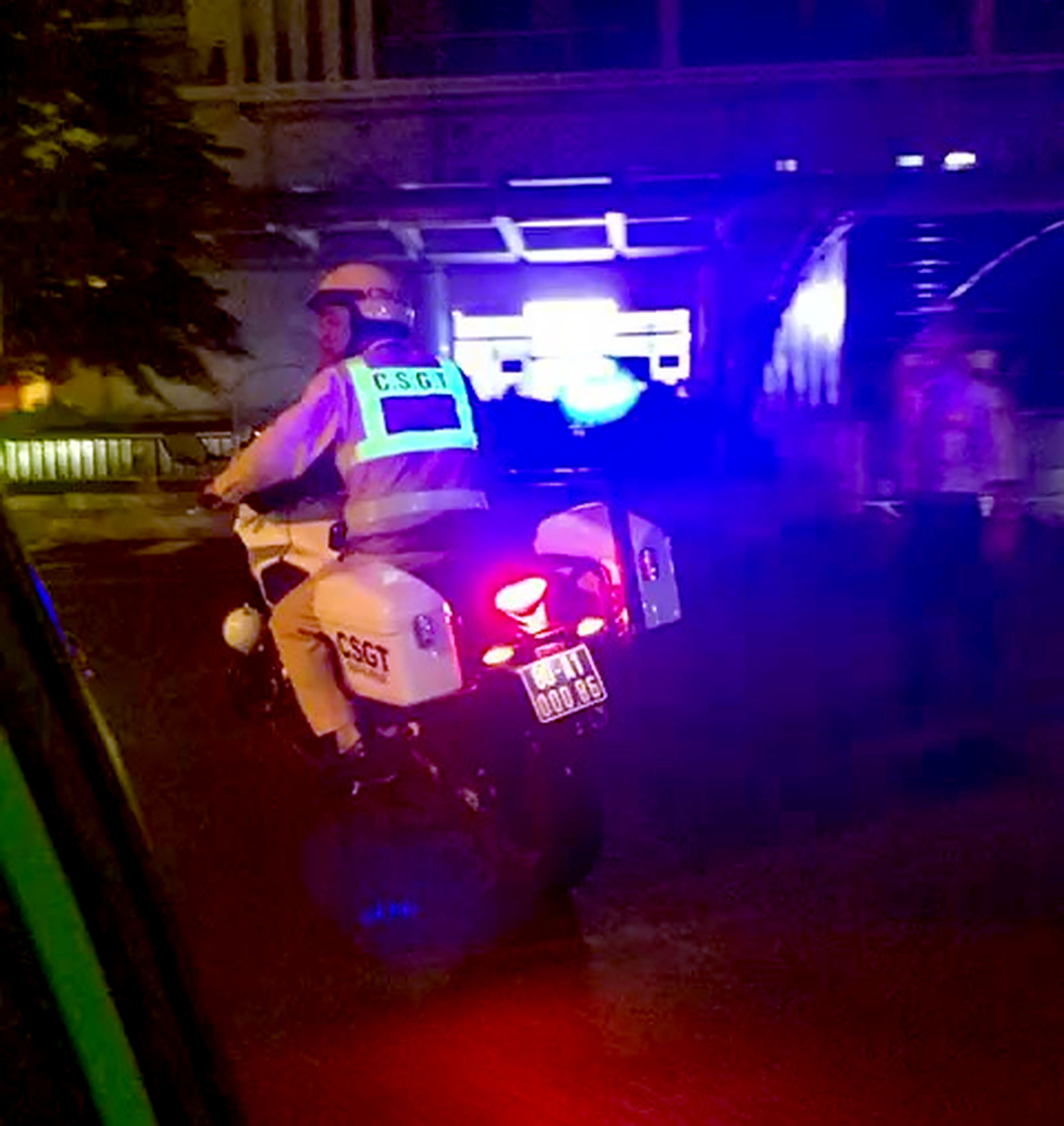 交警引导出租车及时送抽搐男孩到医院急救