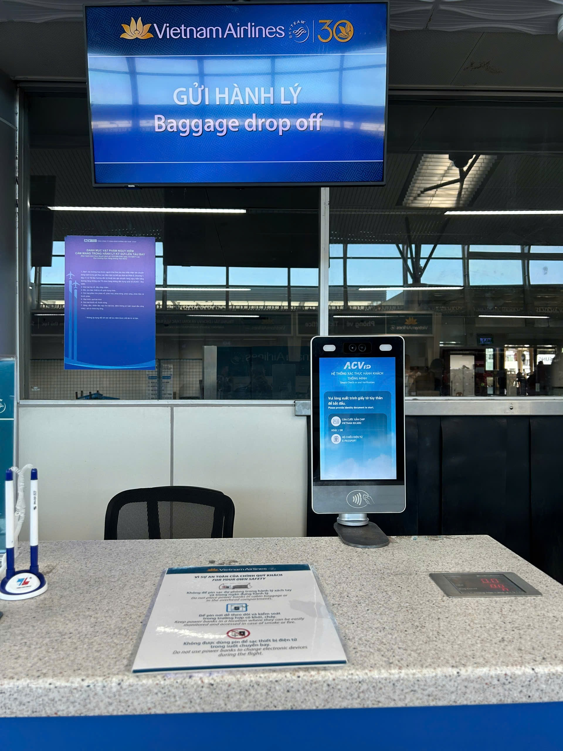 岘港机场为越南航空、越捷国内航班旅客使用VNeID办理手续