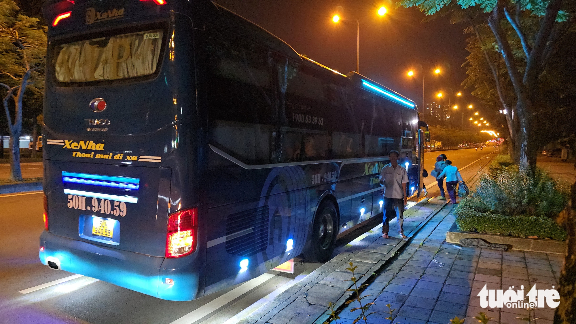 仅一小时，六辆卧铺客车在一段路上闪电接客