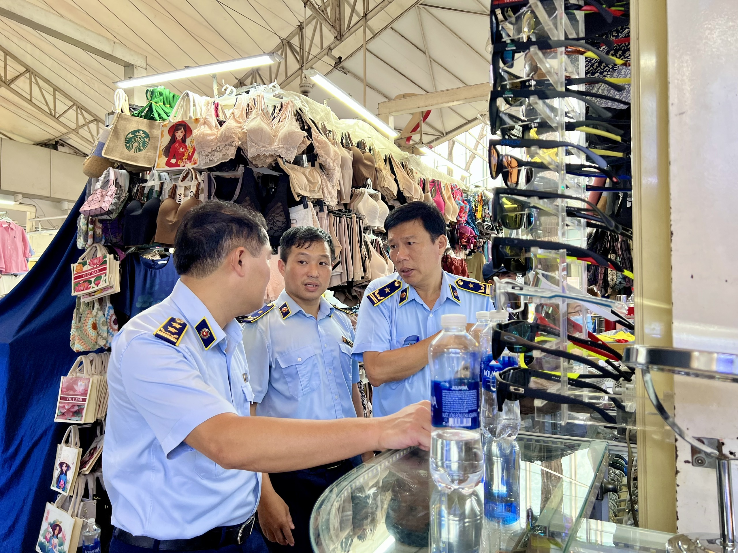 保护'警报'，西贡广场小贩立即关闭摊位以避免检查