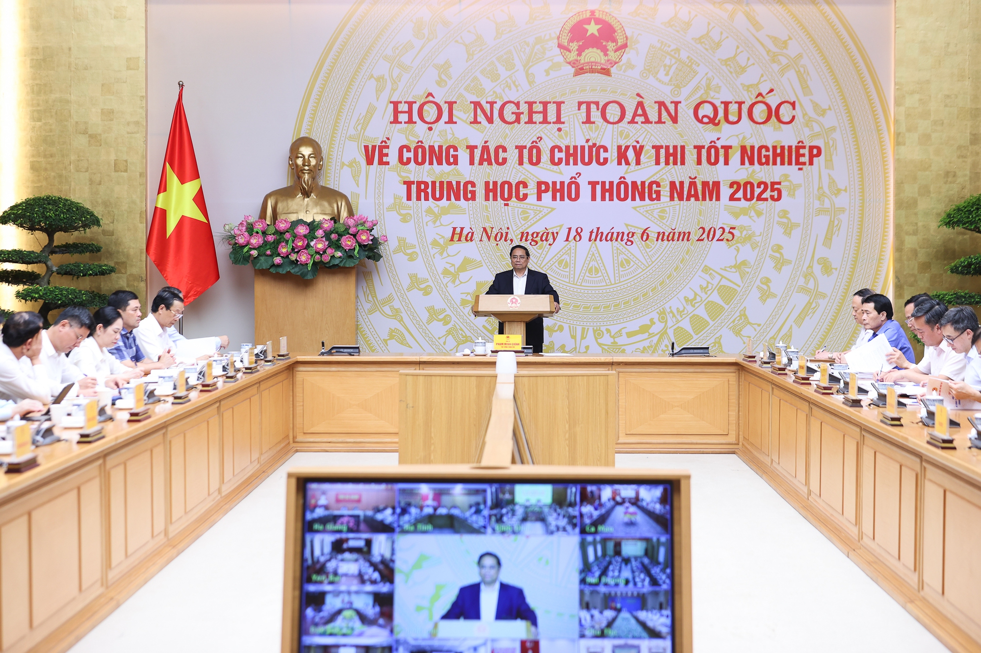 不让实施两级政府机构模式影响高中毕业考试