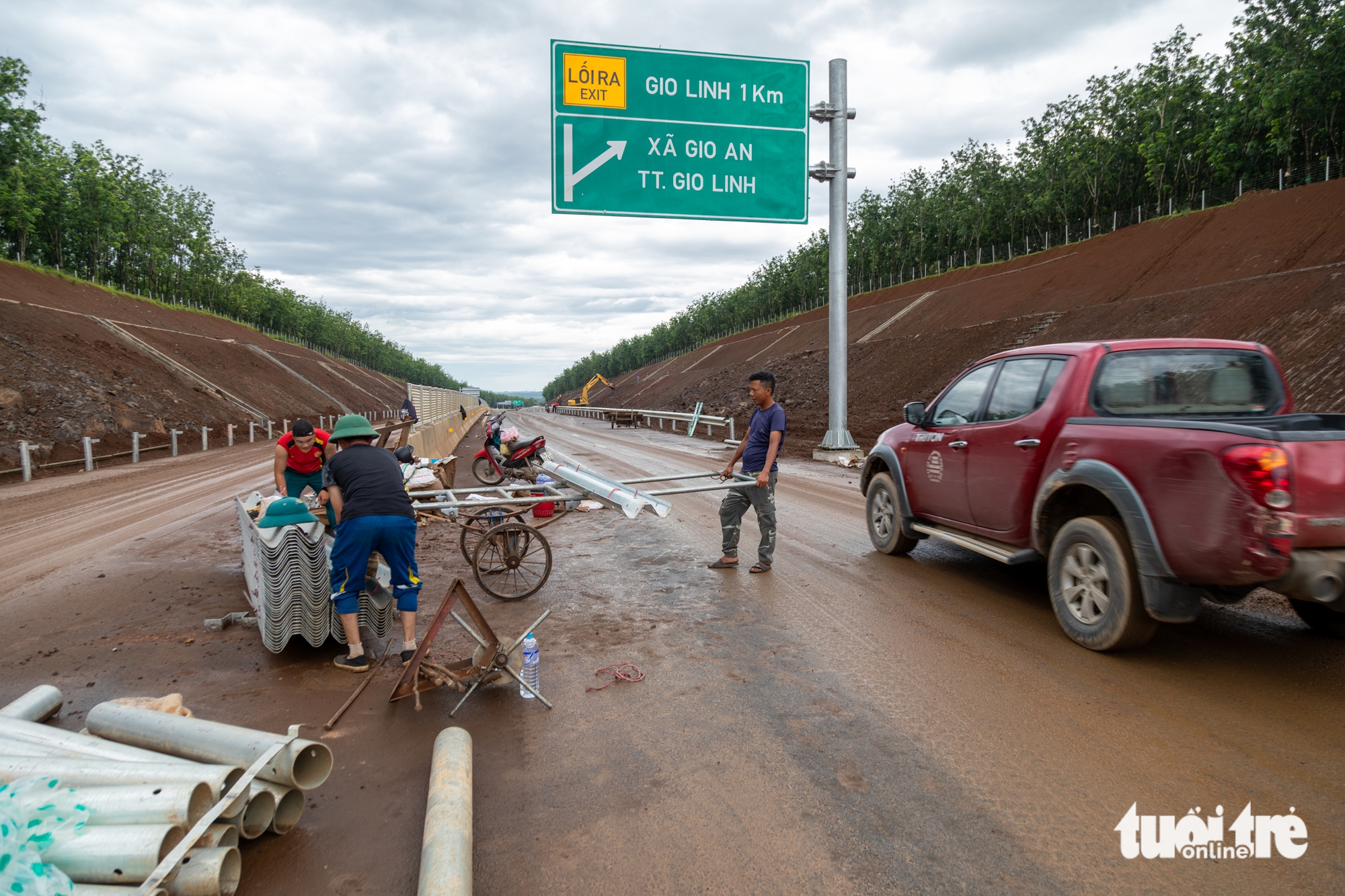 未开通的高速公路上牵引车、汽车川流不息，工人边工作边颤抖