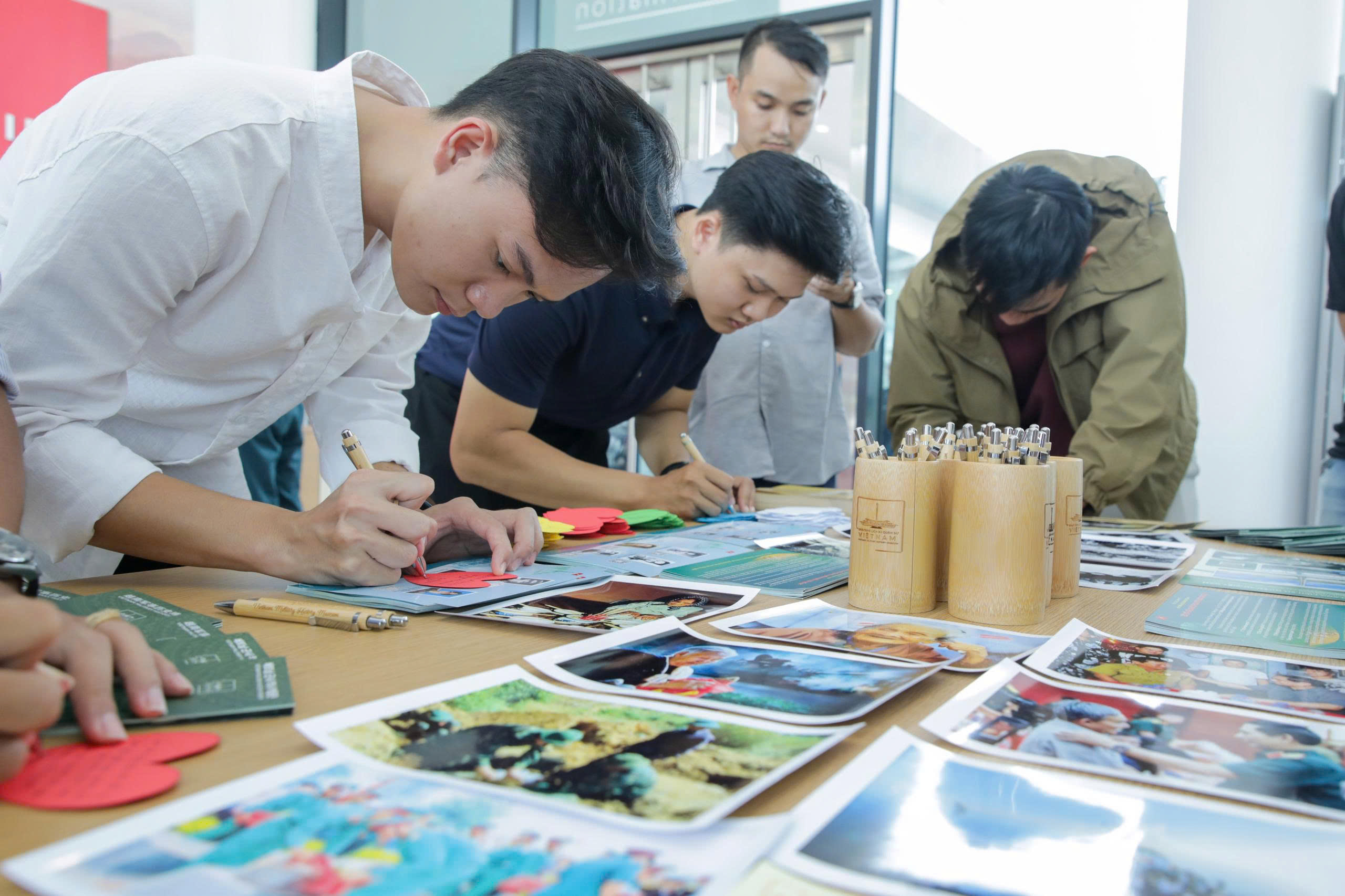 ‘继续写下倒下的人的独立梦想’