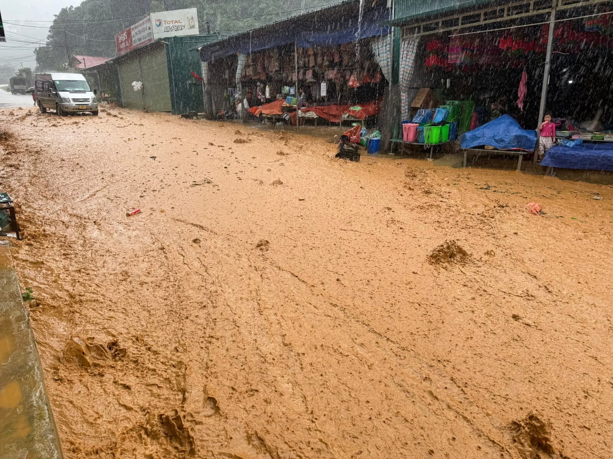 北宁出现龙卷风；山罗大雨如注